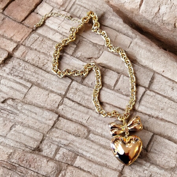 Chunky Golden toned puffed heart pendant necklace - Picture 13 of 16